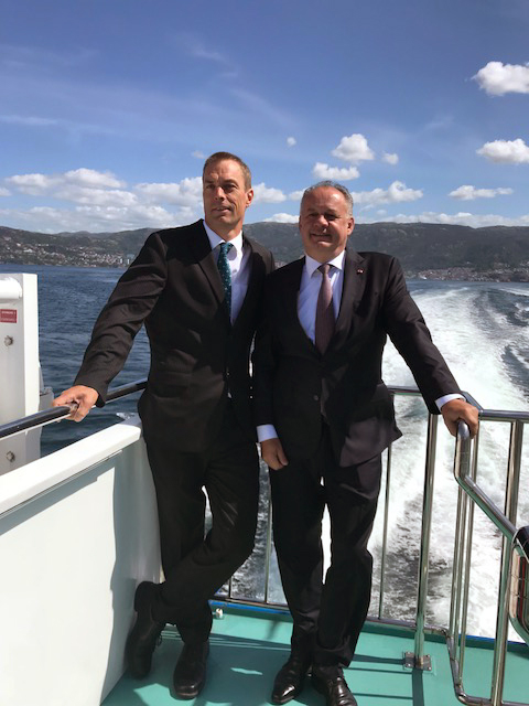 Direktør for Bjerknessenteret, Tore Furevik, med Slovakias president, Andrej Kiska, på veg til Austevoll. (Foto: Ragnhild Stolt-Nilsen)
